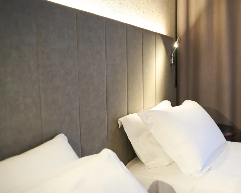 dettaglio testata letto camera deluxe First Hotel